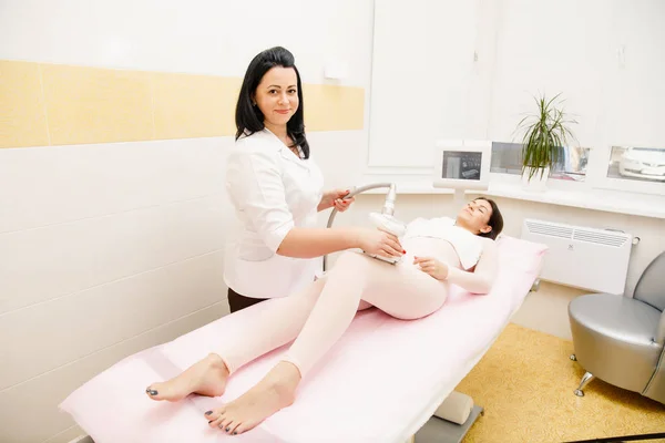 Mooie Vrouw Krijgen Schoonheid Therapie Tegen Cellulite Met Lpg Machine — Stockfoto