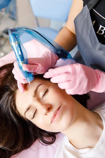 Professional Beautician Doing Eyebrow Tattoo Woman Face Permanent Brow Makeup — Stock Photo, Image