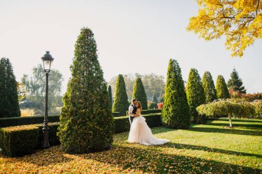 Mutlu gelin ve damat düğün gününde