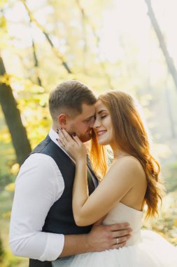 Parkta aşık genç bir çift