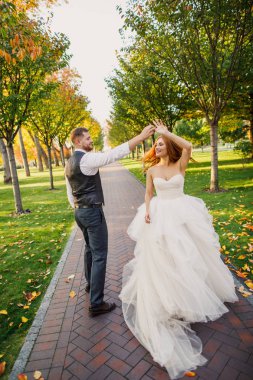 Mutlu gelin ve damat düğün günlerinde