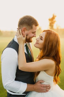 Parkta aşık genç bir çift