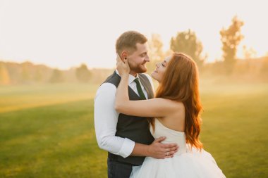 Parkta yürüyen bir çift.