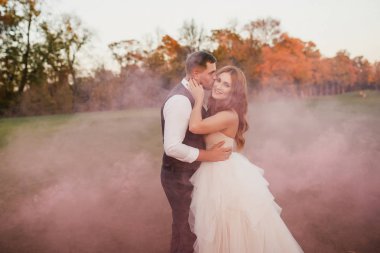 Doğada poz veren güzel bir çift.