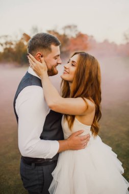 Doğada aşık mutlu bir çift