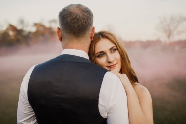 Kumsalda aşık genç bir çift