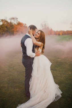 Güzel bir düğün çifti sahada yürüyor.