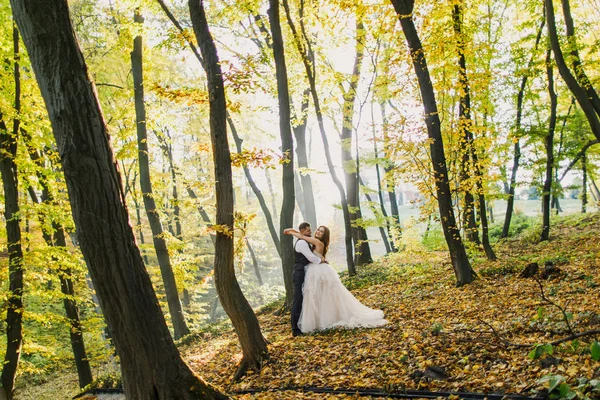 gelin ve damat sonbahar parkında