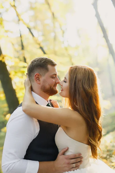 Zamilovaný Mladý Pár Parku — Stock fotografie