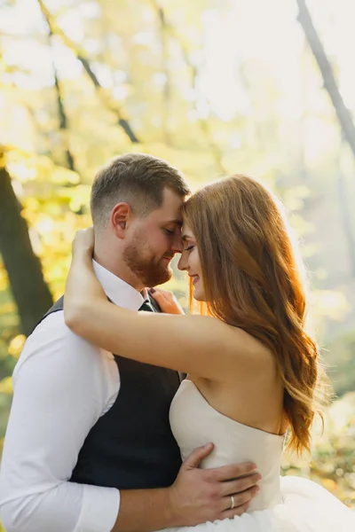 Pareja Joven Enamorada Parque — Foto de Stock