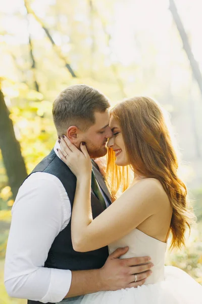 Jeune Couple Amoureux Dans Parc — Photo