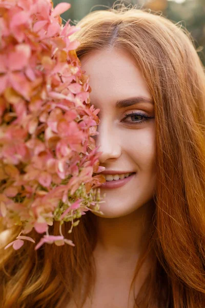 Красивая Молодая Женщина Длинными Волосами Венке Цветов — стоковое фото