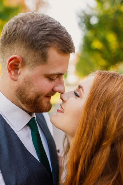 Jovem Casal Apaixonado Parque — Fotografia de Stock