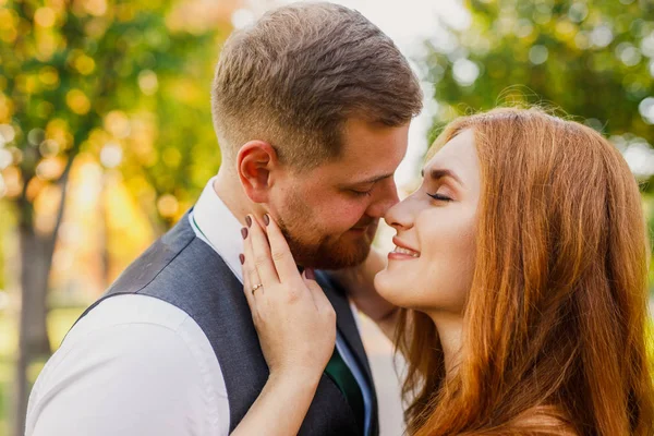 Pareja Joven Enamorada Parque —  Fotos de Stock