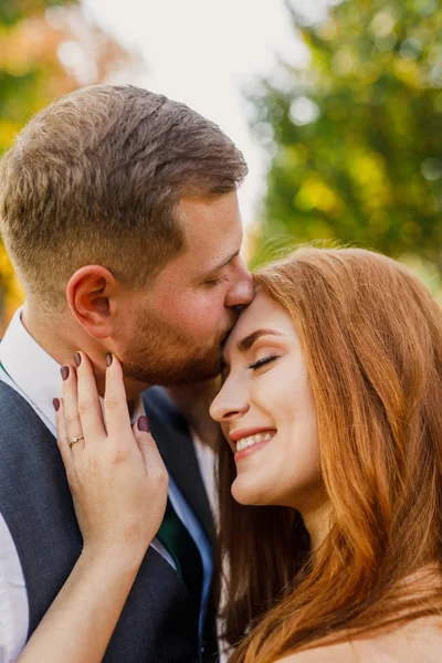 Jovem Casal Apaixonado Parque — Fotografia de Stock