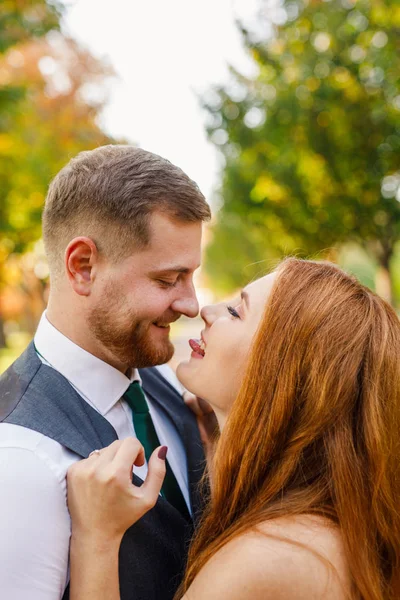 Happy Young Couple Love Autumn Park — Stock Photo, Image