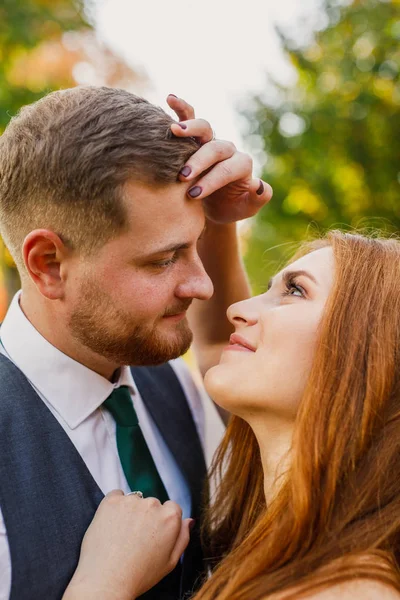 Pareja Joven Enamorada Parque — Foto de Stock