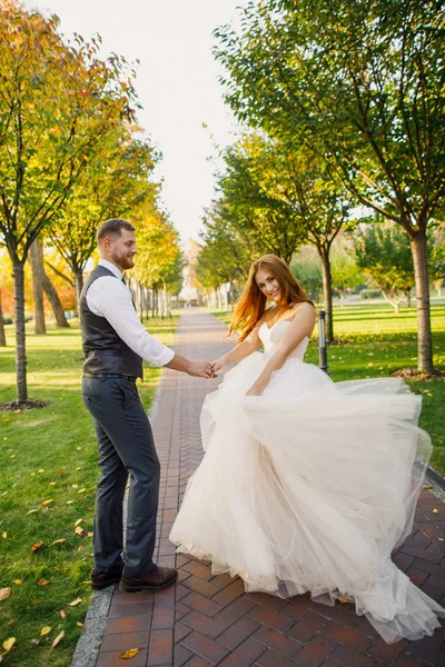 Matrimonio Coppia Passeggiando Nel Parco — Foto Stock