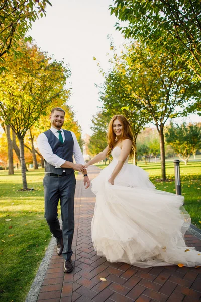 Boldog Menyasszony Vőlegény Esküvő Napján — Stock Fotó