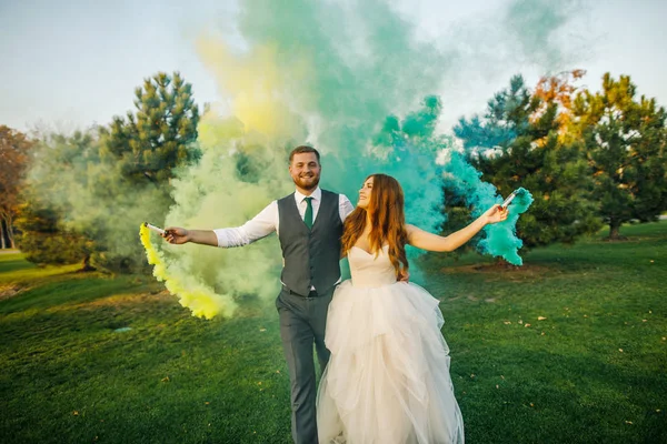 Eski şatonun arka planında mutlu gelin ve damat