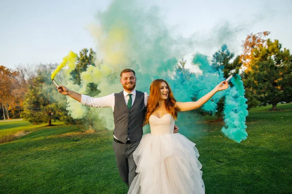 Mutlu gelin ve damat parkın arka planında