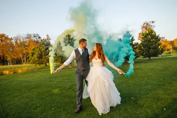 Jeune Couple Amoureux Dans Parc — Photo