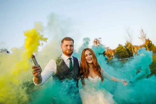 Junges Paar Hält Eine Waffe Der Hand Und Blickt Die — Stockfoto