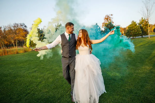 Mutlu gelin ve damat düğün günlerinde