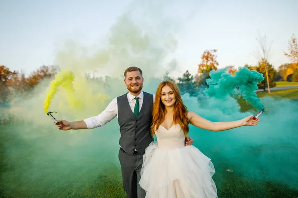 Happy Couple Love Smoke Background Sea — Stock Photo, Image