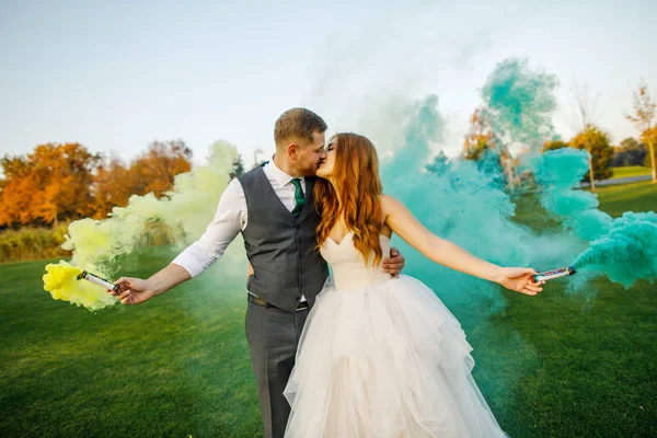 Mutlu gelin ve damat doğada aşıklar