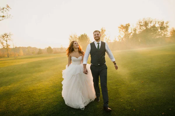 Matrimonio Coppia Passeggiando Nel Parco — Foto Stock