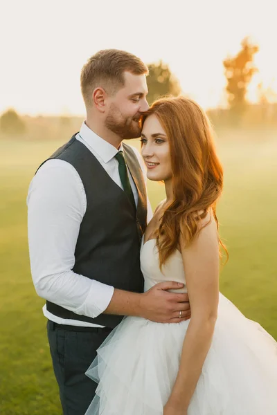 Couple Mariage Marchant Dans Parc — Photo