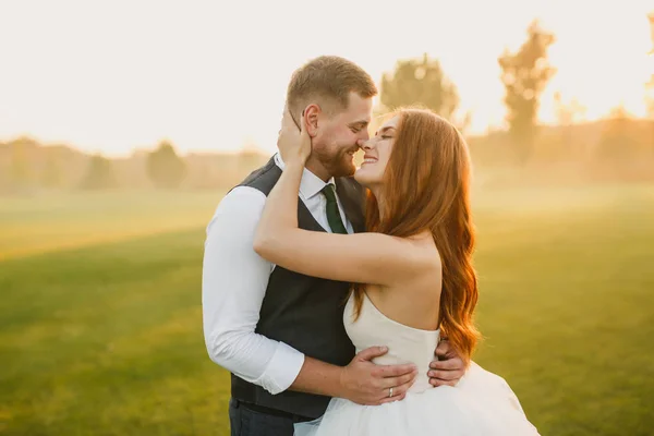 Couple Mariage Marchant Dans Parc — Photo