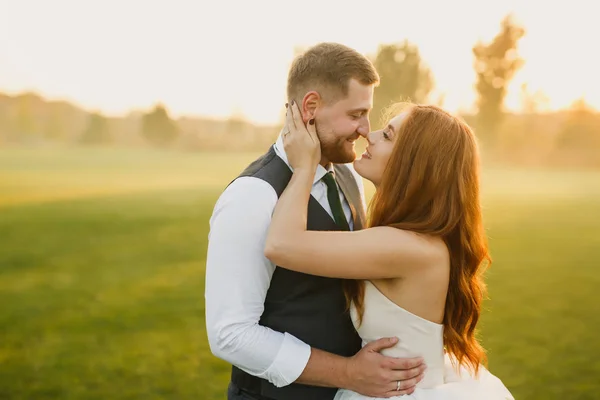 Jeune Couple Amoureux Dans Parc — Photo