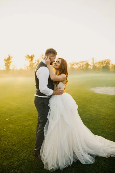 Casal Casamento Andando Campo — Fotografia de Stock