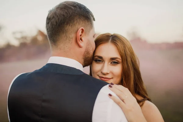 Όμορφο Γαμήλιο Ζευγάρι Αγκαλιάζει Και Χαμογελά Στο Ηλιοβασίλεμα — Φωτογραφία Αρχείου