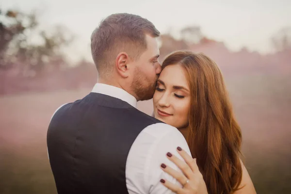 幸せな結婚式のカップル抱擁と川の背景にキス — ストック写真