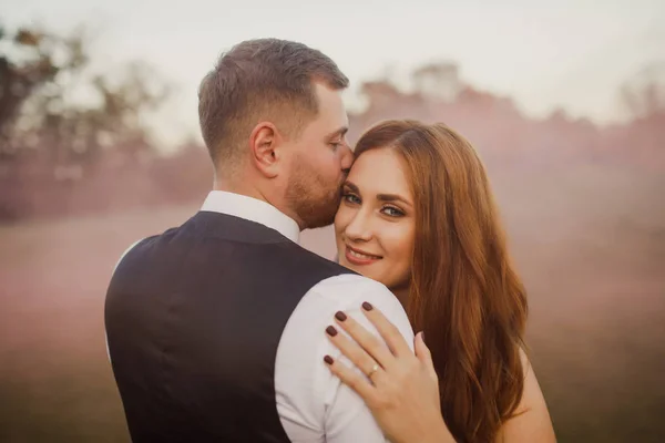 Feliz Boda Pareja Abrazos Besos Fondo Ciudad — Foto de Stock