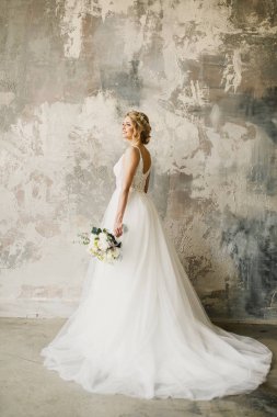 genç güzel gelinim aydınlık bir salonda duran ve gülümseyen