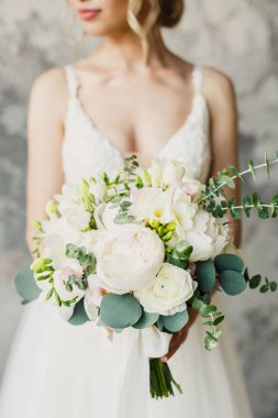 Onu buket tutan gelin kırpılmış shot