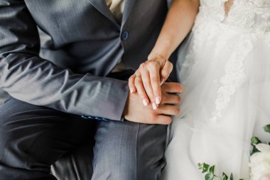 Gelin ve damat elleri ile alyans 