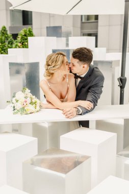 genç güzel çift gelin ve damat şehirde yürüyüş güzel elbise giymiş gelinin damat şık giyinmiş