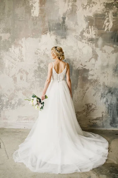 年轻美丽的新娘新娘站在一个明亮的房间里 面带微笑 — 图库照片