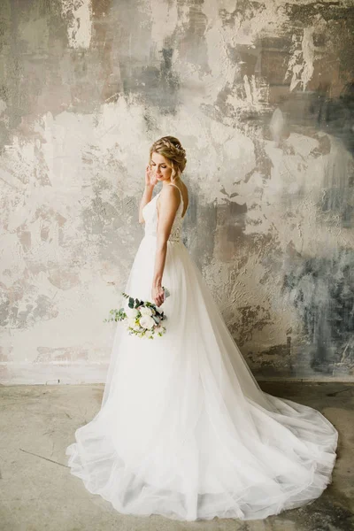年轻美丽的新娘新娘站在一个明亮的房间里 面带微笑 — 图库照片