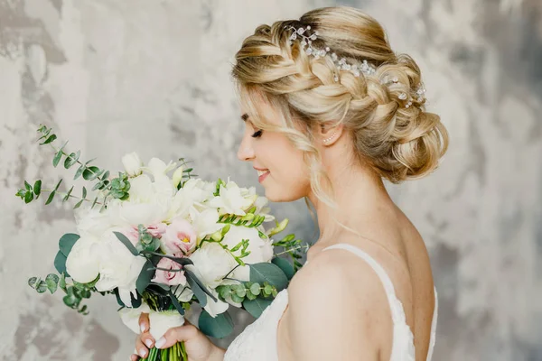 Joven Hermosa Novia Boda Está Pie Una Habitación Luminosa Sonriendo —  Fotos de Stock