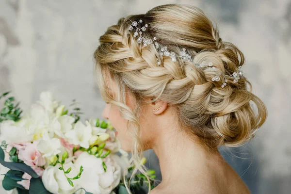 Giovane Bella Sposa Nozze Piedi Una Stanza Luminosa Sorridente — Foto Stock