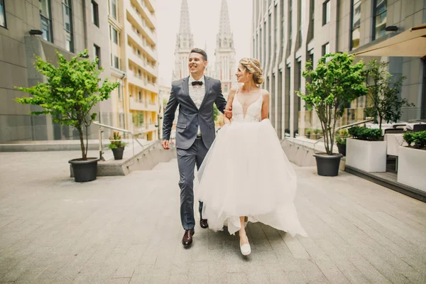 Joven Hermosa Pareja Novia Novio Caminar Ciudad Fondo Iglesia Sonreír — Foto de Stock