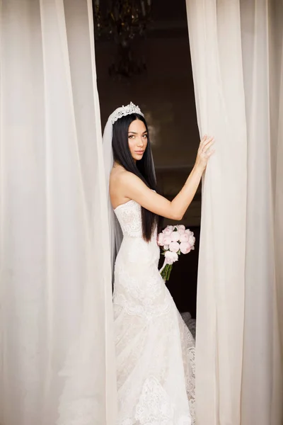 一个美丽的年轻婚礼女孩新娘的肖像 — 图库照片