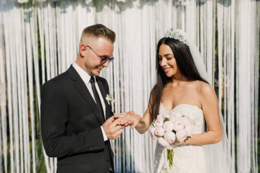 genç güzel düğün çifti gelin ve damat düğün töreninde standı