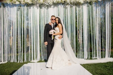 genç güzel düğün çifti gelin ve damat düğün töreninde standı